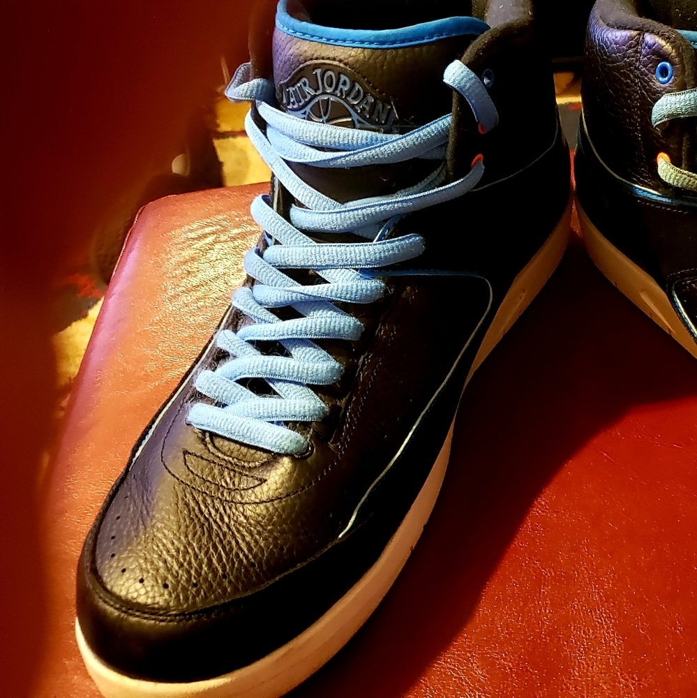 Jordan retro 2 Black and Carolina Blue